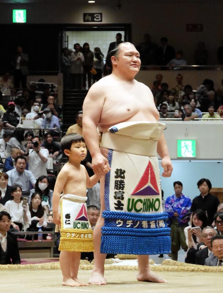 春仁くんと土俵入りを行った元北勝富士の大山親方