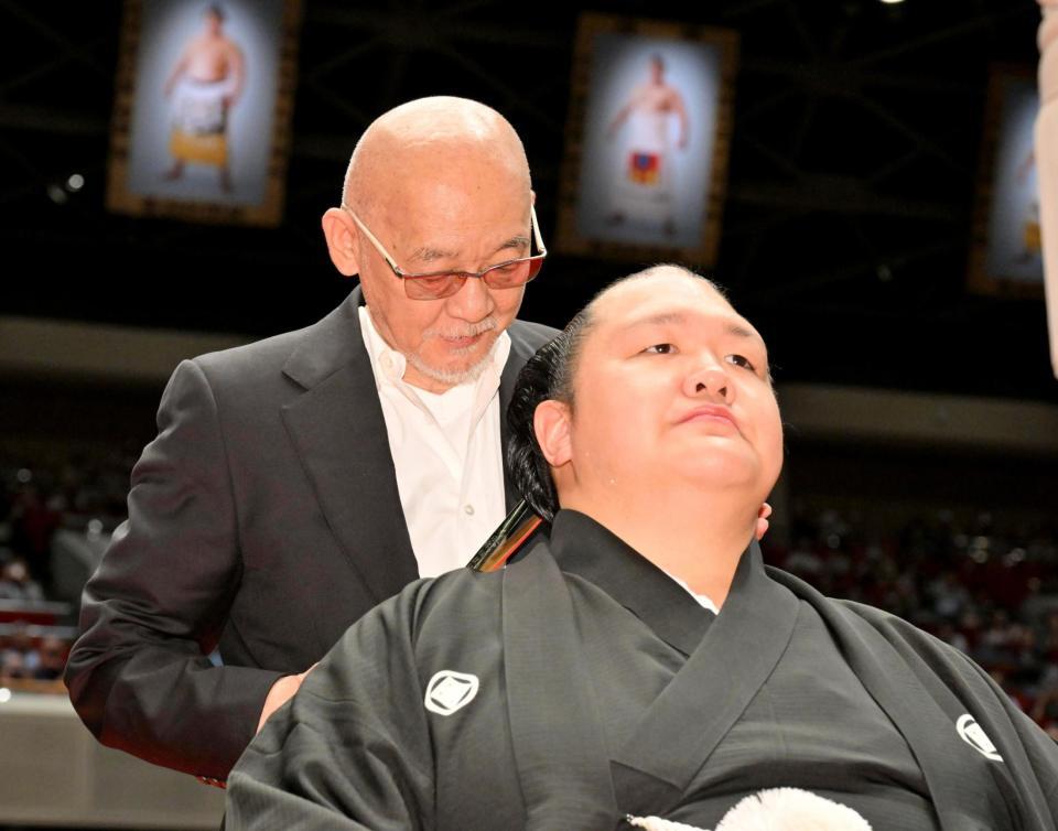 断髪式で北勝富士（右）の髪を切る、歌手の松山千春さん