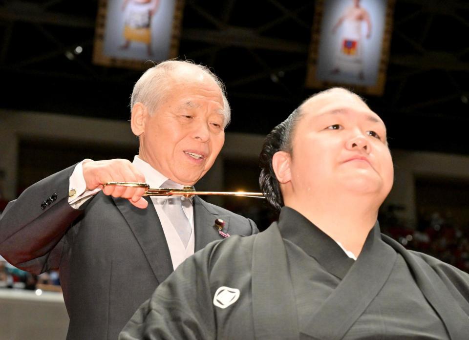 断髪式で北勝富士（右）の髪を切る、全国八角部屋後援会の鈴木宗男会長
