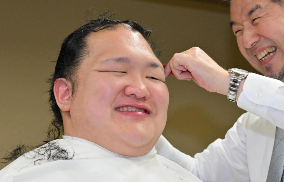 断髪式を終え、調髪に臨む元北勝富士の大山親方（左）
