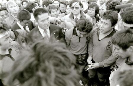 １９８１年１２月３０日、花園連覇の夢が敗れ、選手たちに話しかける当時伏見工監督の山口良治さん