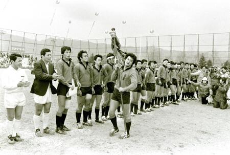 　１９８１年１月７日、全国大会初優勝を果たした伏見工（左から３人目は平尾誠二）