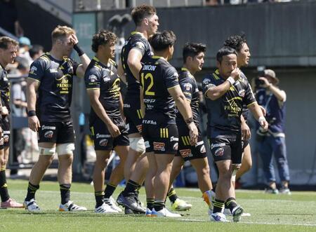 　神戸に敗れ、引き揚げる東京ＳＧ・流（右手前）ら＝秩父宮