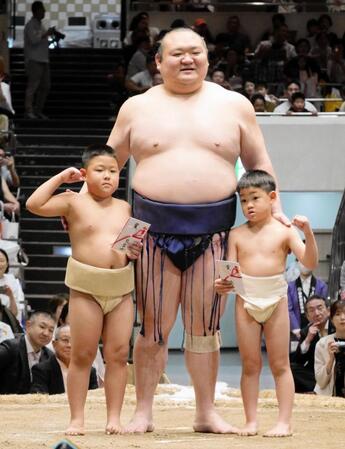 最後の一番を終え、長男の慶丞くん（左）、次男の凛丞くん（右）と記念撮影を行う元宝富士の桐山親方