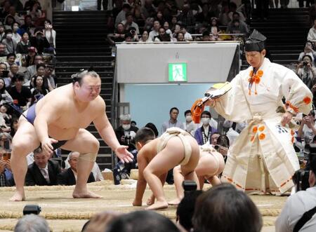 最後の一番で慶丞くん（手前左）、凜丞くん（同右）と相撲を取り元宝富士の桐山親方（左）