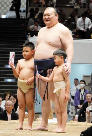 最後の一番を終え、長男の慶丞くん（左）、次男の凛丞くん（右）と記念撮影を行う元宝富士の桐山親方