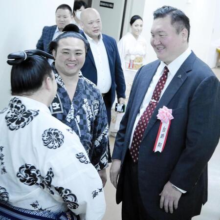 断髪式登場後にかつての弟子である炎鵬（左）と花の富士（手前）と言葉を交わす白鵬さん