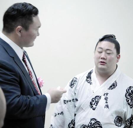 かつての弟子である嵐富士と言葉を交わす白鵬さん