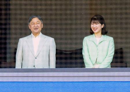 　東京六大学野球リーグの慶応大対早稲田大の試合を観戦される天皇陛下と愛子さま＝３１日、東京・神宮球場（代表撮影）