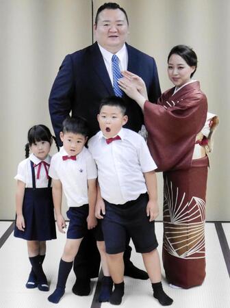 整髪後の記念撮影に応じる（後列左から）英莉乃夫人、桐山親方（前列左から）長女の七凪ちゃん、次男の凛丞くん、長男の慶丞くん