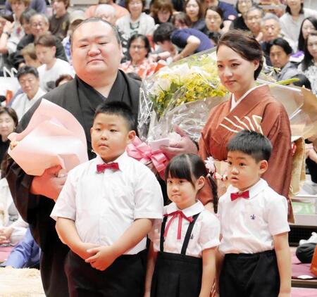 断髪式を終えて記念撮影に応じる（後列左から）桐山親方、英莉乃夫人、（前列左から）長男の慶丞くん、長女の七凪ちゃん、次男の凛丞くん