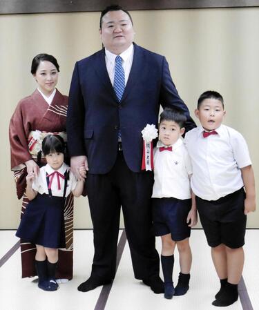 整髪後の記念撮影に応じる（後列左から）英莉乃夫人、桐山親方（前列左から）長女の七凪ちゃん、次男の凛丞くん、長男の慶丞くん