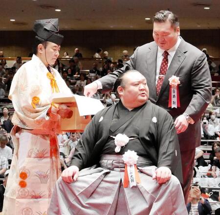 ハサミを入れ、切山親方に声をかける白鵬さん