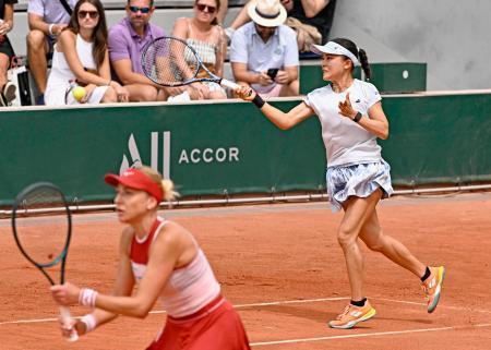 　女子ダブルス３回戦でプレーする二宮真琴（右）、ナディア・キチェノク組＝パリ（共同）