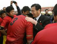　全国大会決勝で敗れ、泣きじゃくる選手を抱き寄せて健闘をたたえる山口総監督＝２００８年１月７日