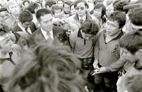 １９８１年１２月３０日、花園連覇の夢が敗れ、選手たちに話しかける当時伏見工監督の山口良治さん