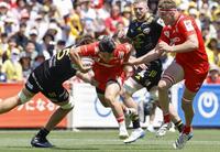 　神戸－東京ＳＧ　後半、突進する神戸・李承信（中央）。そのままトライを決める＝秩父宮