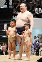 最後の一番を終え、長男の慶丞くん（左）、次男の凛丞くん（右）と記念撮影を行う元宝富士の桐山親方