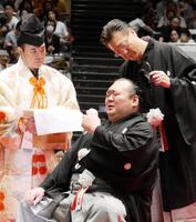 先代師匠の宮城野親方による止めバサミに号泣する桐山親方