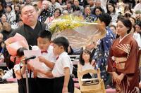 子どもからの手紙に感激の表情をみせる桐山親方