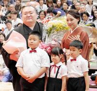 断髪式を終えて記念撮影に応じる（後列左から）桐山親方、英莉乃夫人、（前列左から）長男の慶丞くん、長女の七凪ちゃん、次男の凛丞くん