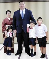 整髪後の記念撮影に応じる（後列左から）英莉乃夫人、桐山親方（前列左から）長女の七凪ちゃん、次男の凛丞くん、長男の慶丞くん