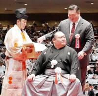 ハサミを入れ、切山親方に声をかける白鵬さん