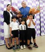 引退会見を終えた元宝富士の桐山親方（右）と英莉乃夫人（左）と（手前左から）次男の凛丞くん、長女の七凪ちゃん、長男の慶丞くん