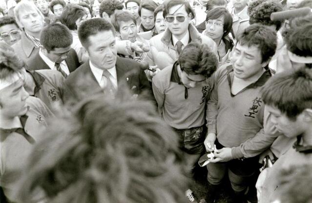 １９８１年１２月３０日、花園連覇の夢が敗れ、選手たちに話しかける当時伏見工監督の山口良治さん