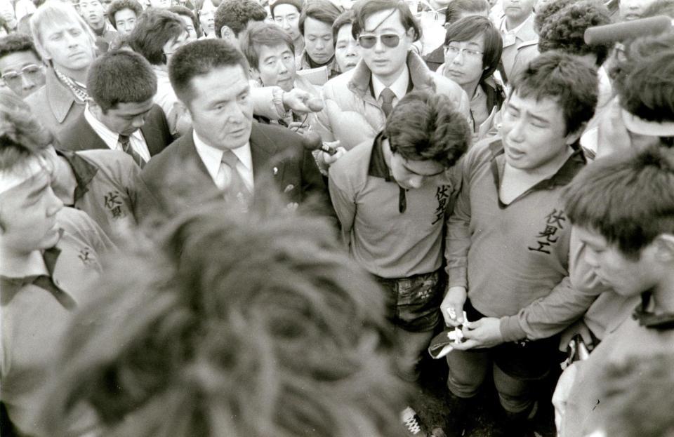 １９８１年１２月３０日、花園連覇の夢が敗れ、選手たちに話しかける当時伏見工監督の山口良治さん