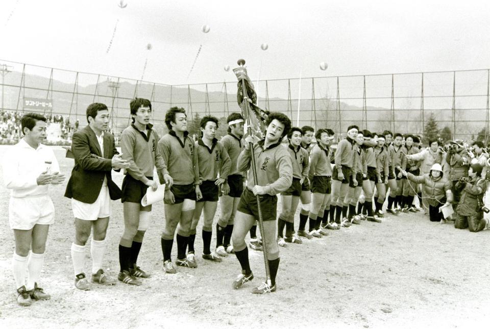 　１９８１年１月７日、全国大会初優勝を果たした伏見工（左から３人目は平尾誠二）