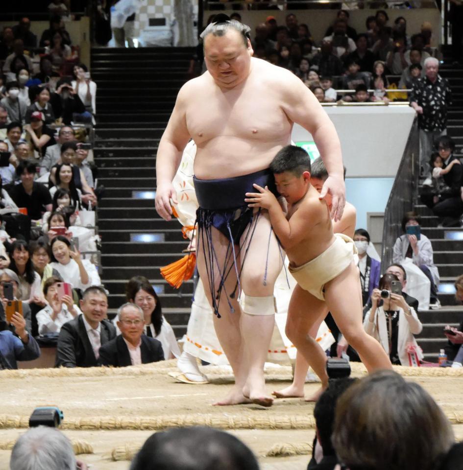 長男の慶丞くん、次男の凛丞くんに送り出される元宝富士の桐山親方（中央）