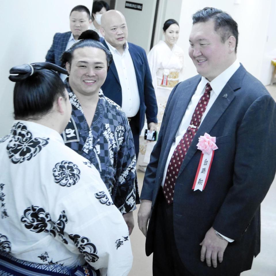 断髪式登場後にかつての弟子である炎鵬（左）と花の富士（手前）と言葉を交わす白鵬さん