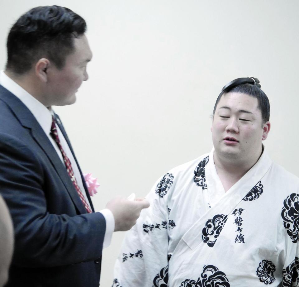 かつての弟子である嵐富士と言葉を交わす白鵬さん