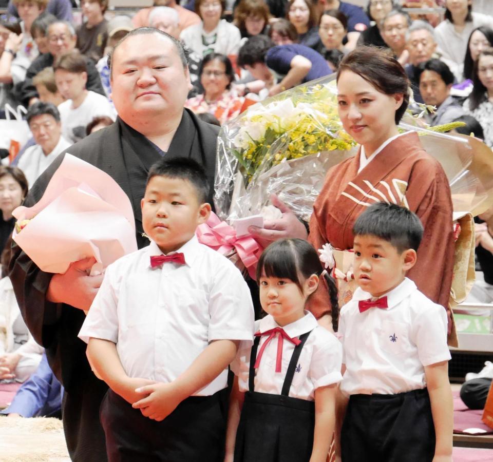 断髪式を終えて記念撮影に応じる（後列左から）桐山親方、英莉乃夫人、（前列左から）長男の慶丞くん、長女の七凪ちゃん、次男の凛丞くん