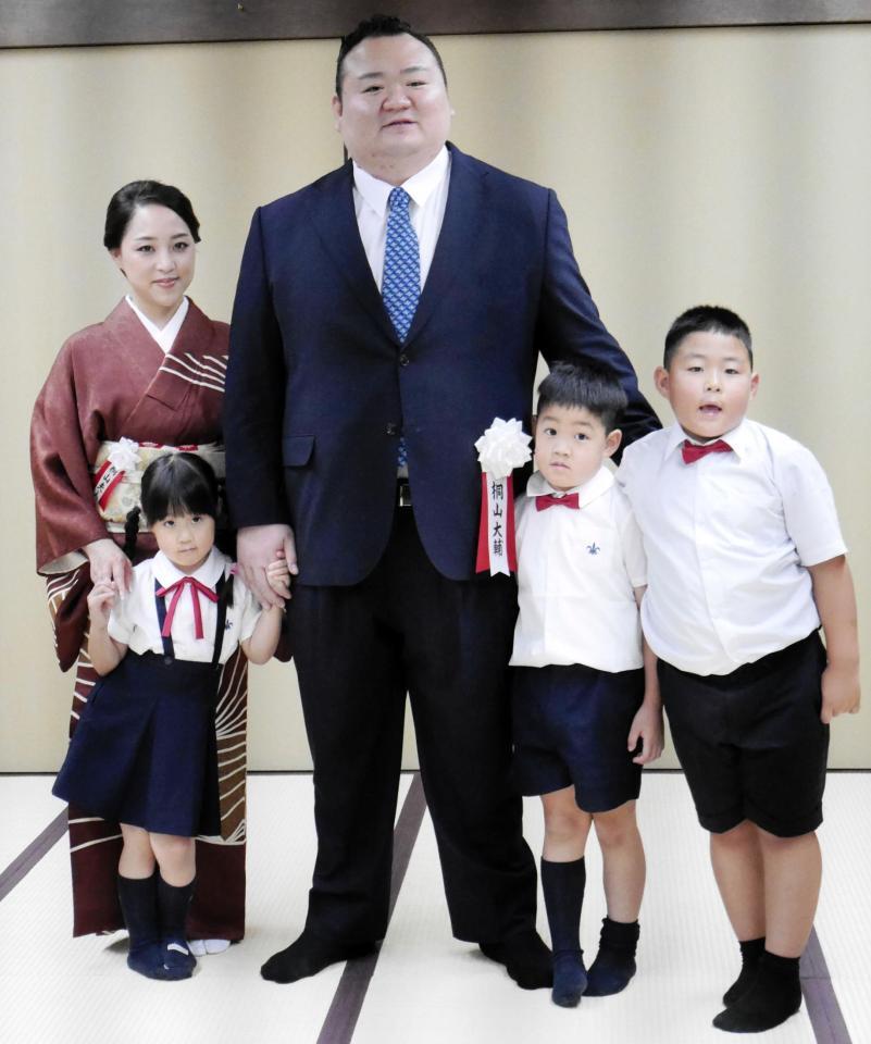 整髪後の記念撮影に応じる（後列左から）英莉乃夫人、桐山親方（前列左から）長女の七凪ちゃん、次男の凛丞くん、長男の慶丞くん