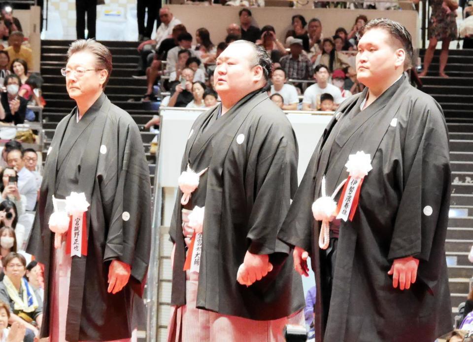 断髪式を終えた（左から）宮城野親方、桐山親方、伊勢ケ浜親方