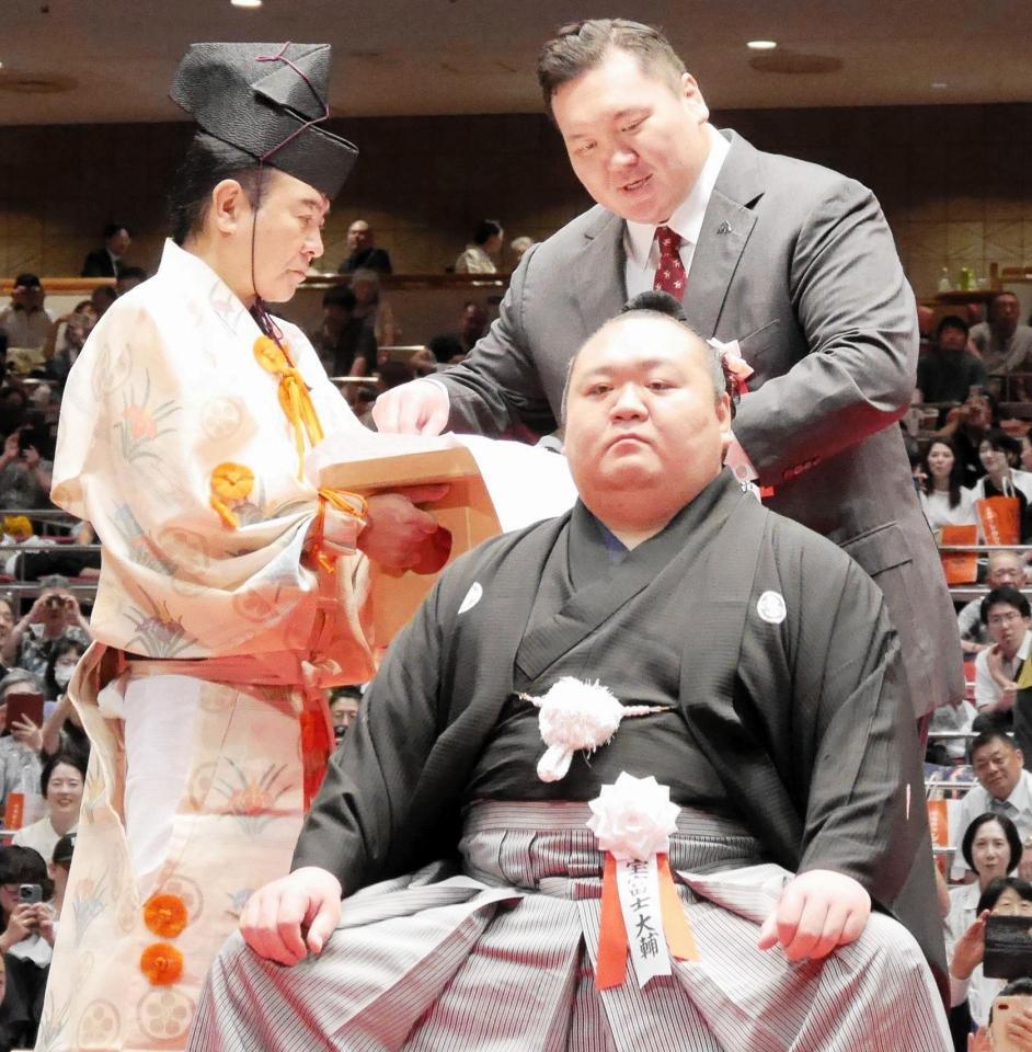 桐山親方にハサミを入れる白鵬さん