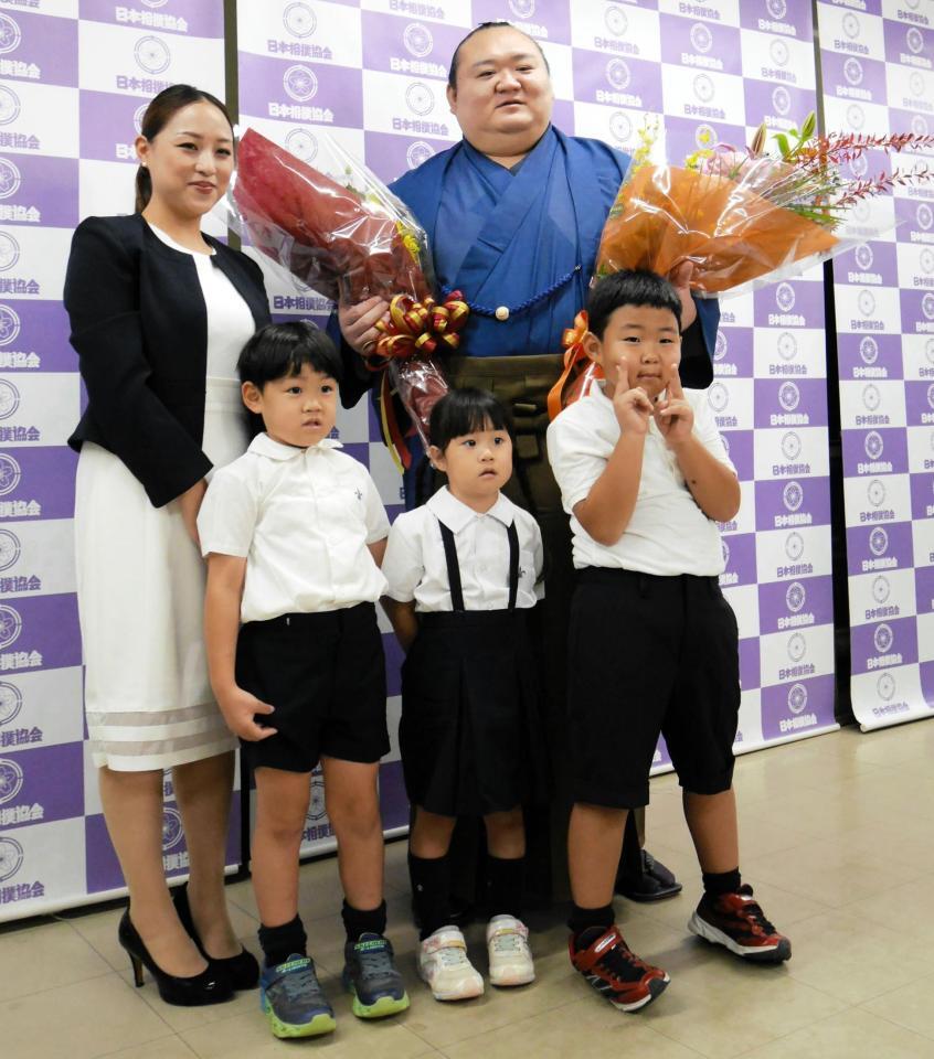 引退会見を終えた元宝富士の桐山親方（右）と英莉乃夫人（左）と（手前左から）次男の凛丞くん、長女の七凪ちゃん、長男の慶丞くん
