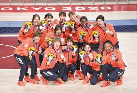 東京五輪で銀メダルを獲得し、記念写真に納まる日本代表の選手ら＝２０２１年８月