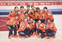 東京五輪で銀メダルを獲得し、記念写真に納まる日本代表の選手ら＝２０２１年８月