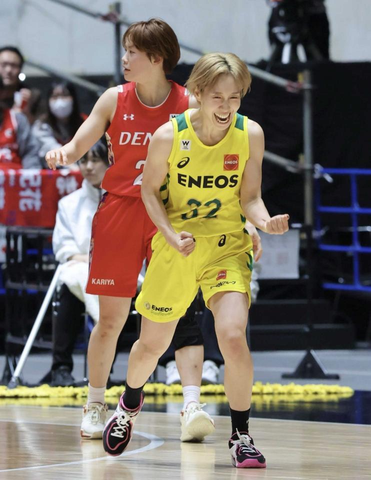 全日本バスケ女子決勝で３点シュートを決めてガッツポーズするＥＮＥＯＳの宮崎早織＝２０２６年１月