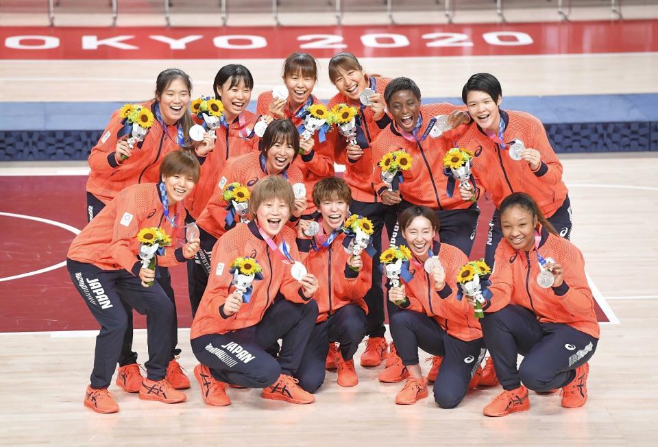 東京五輪で銀メダルを獲得し、記念写真に納まる日本代表の選手ら＝２０２１年８月
