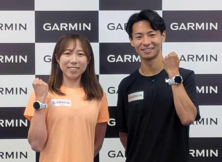 　トークイベントに参加しポーズをとるマラソンの赤崎暁（右）、優花夫妻