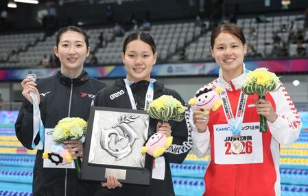 女子１００ｍバタフライの（左から）２位の池江璃花子、優勝した平井瑞希、３位の池本凪沙（撮影・佐々木彰尚）