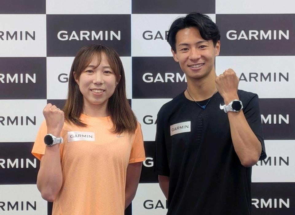 　トークイベントに参加しポーズをとるマラソンの赤崎暁（右）、優花夫妻