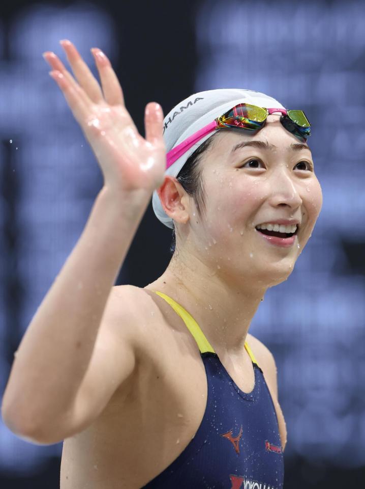 声援に応える池江璃花子（撮影・佐々木彰尚）