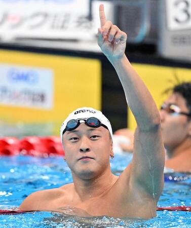 男子５０メートル平泳ぎ決勝のレースを終え、ポーズをとる谷口卓