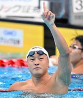男子５０メートル平泳ぎ決勝のレースを終え、ポーズをとる谷口卓