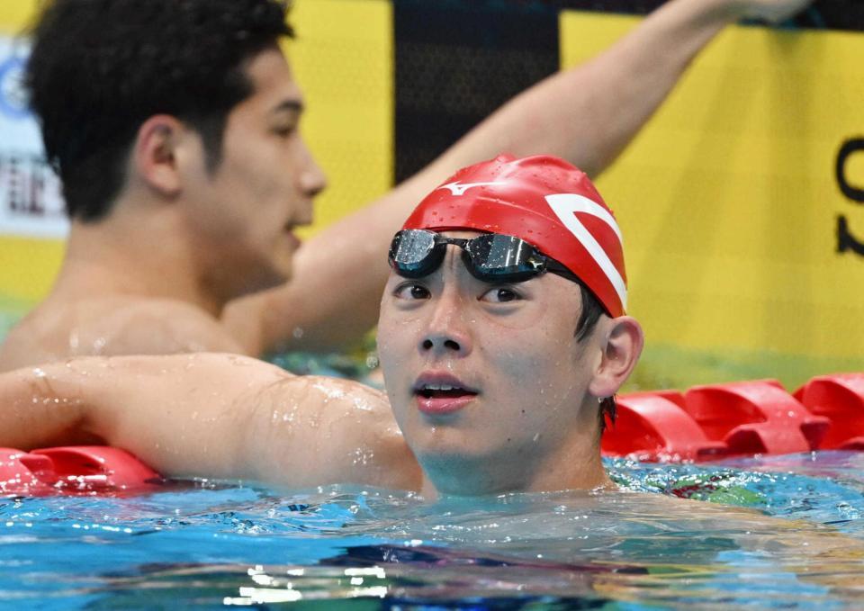 　男子５０メートルバタフライ決勝で田中大寛（奥）と同着優勝した光永翔音